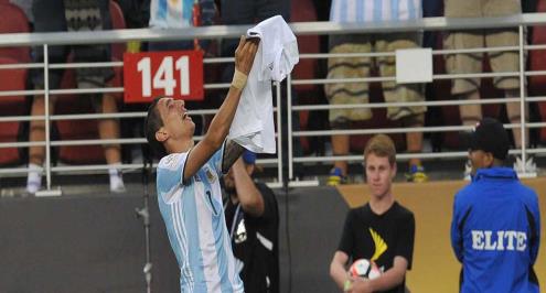 بالفيديو.. وفاء دي ماريا ورد الهدية ومشادات وركلة "العقرب" في لقطات الارجنتين وتشيلي 